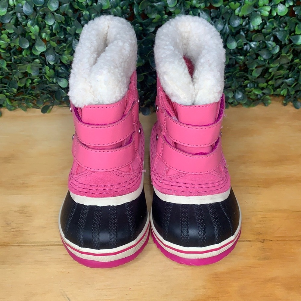 Waterproof Duck Boot with Faux Fur | Hot Pink & Black | Size 5 - Picture 2 of 6